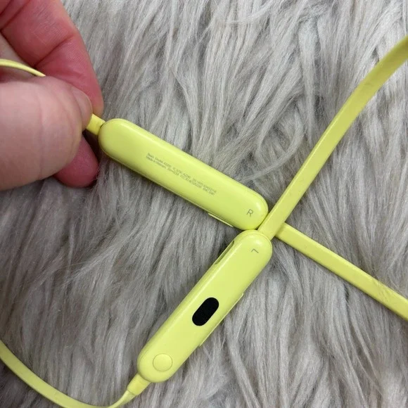 Beats Flex Wireless Earphones in Yuzu Yellow Running Gym - Picture 4 of 4